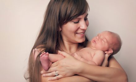Retrasar dos minutos el corte del cordón umbilical mejora el desarrollo del recién nacido