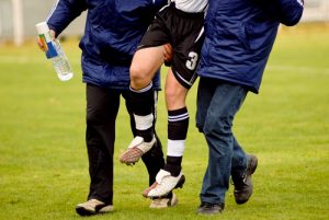 shutterstock 84331045 300x201 - ¿Cuándo es mayor el riesgo de lesiones en el fútbol?