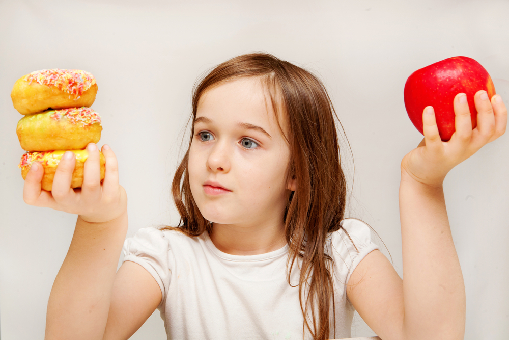 El estrés familiar según diversos estudios es una fuente importante en el desarrollo de este creciente problema, la obesidad y el sobrepeso en la infancia.