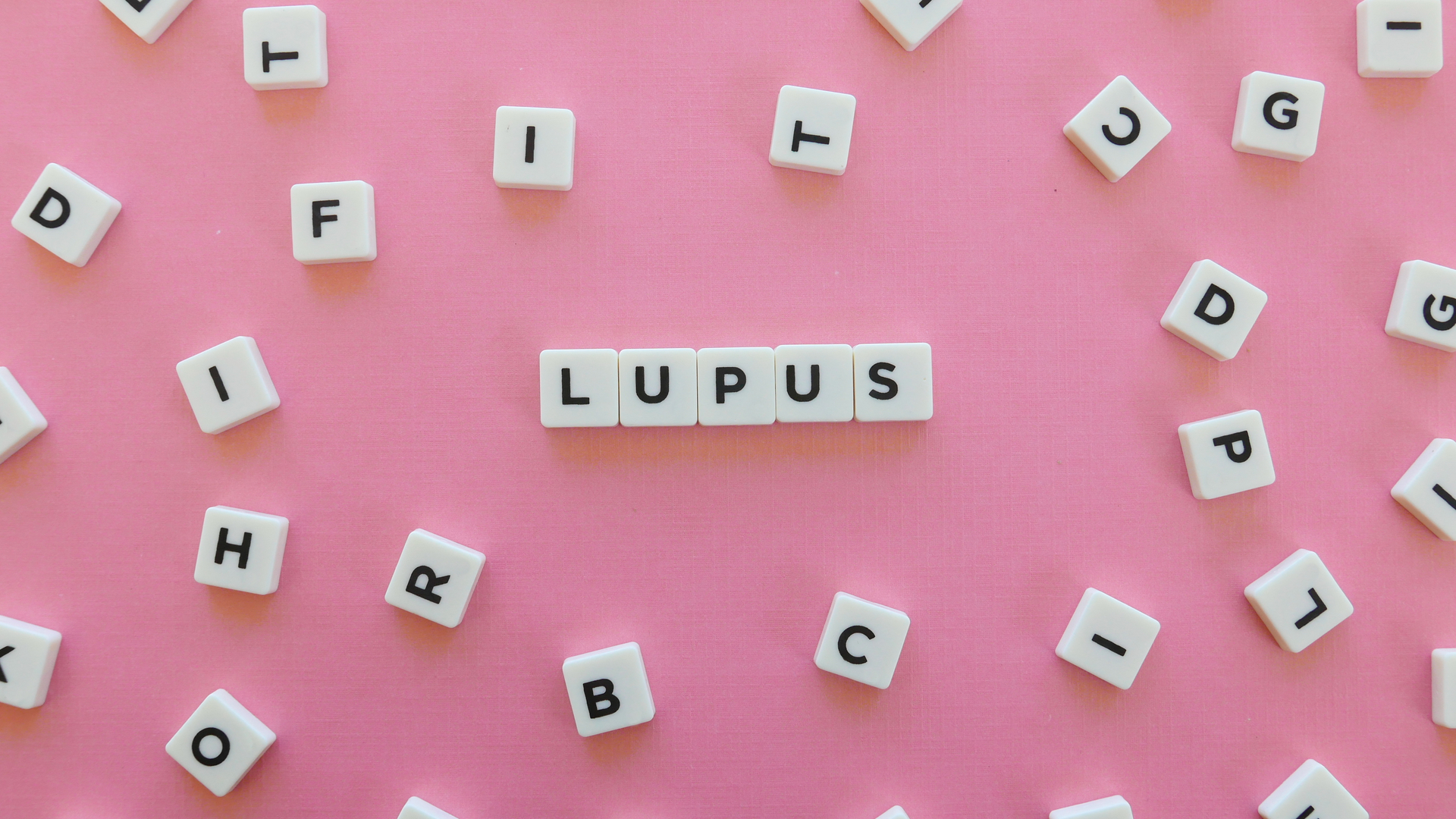 Fichas del scrabble formando la palabra Lupus