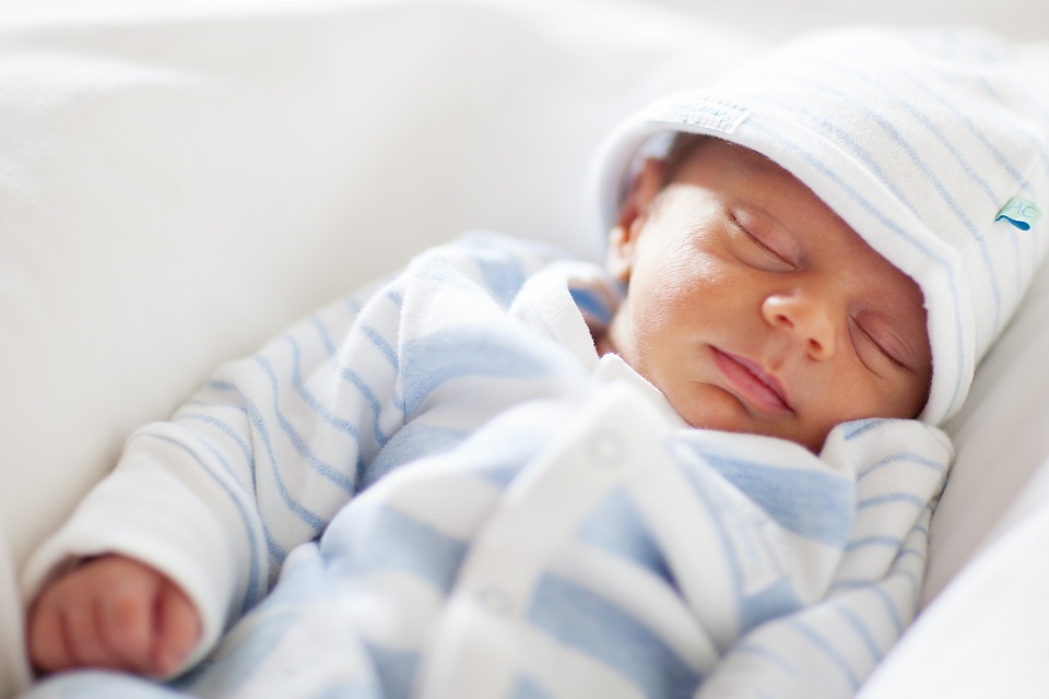 Cómo cuidar un bebé prematuro, primeros días en casa