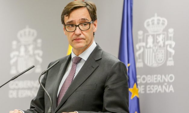 El Ministerio pone la sanidad privada bajo el mando de las CCAA y prorroga los contratos de los MIR