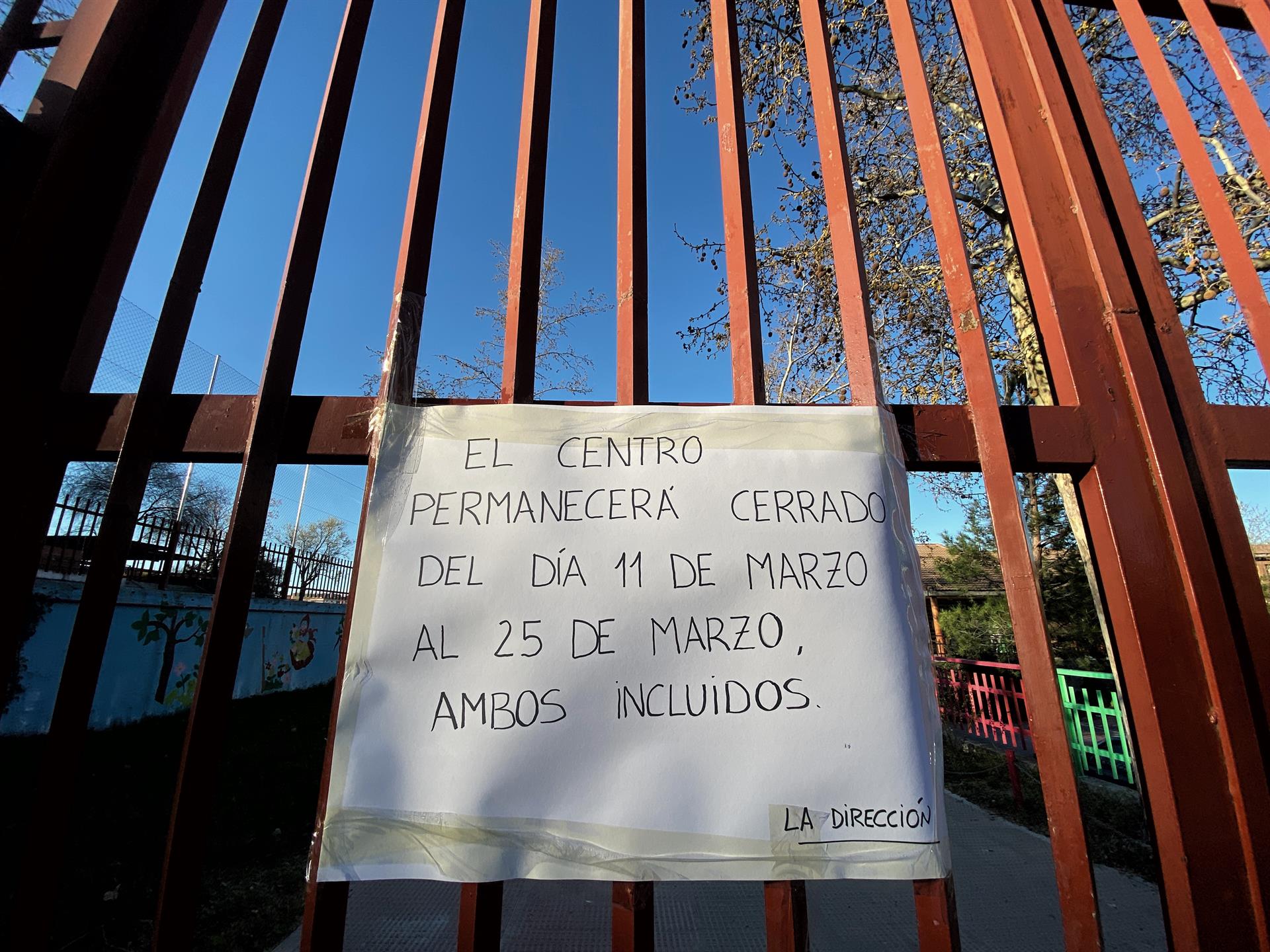 Cartel que anuncia el cierre de un colegio a causa del Coronavirus