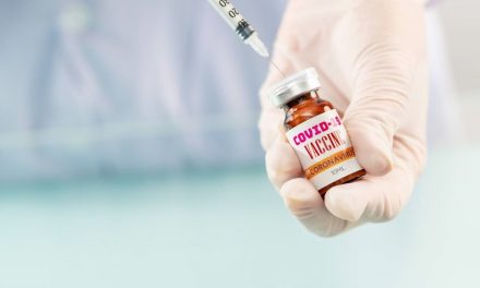 30.000 voluntarios empiezan a recibir la vacuna en fase 3 de Moderna contra la Covid-19