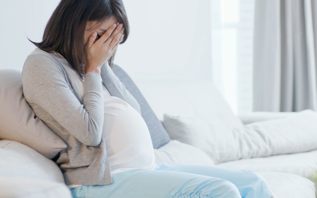 Las náuseas matutinas graves en el embarazo, relacionadas con la depresión