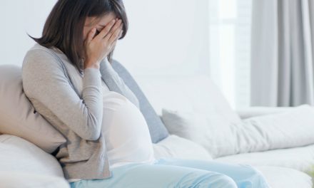 Las náuseas matutinas graves en el embarazo, relacionadas con la depresión