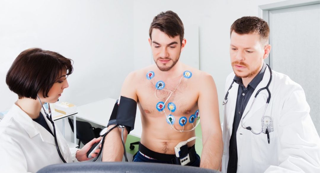 Hombre joven realizándose un ecocardiograma