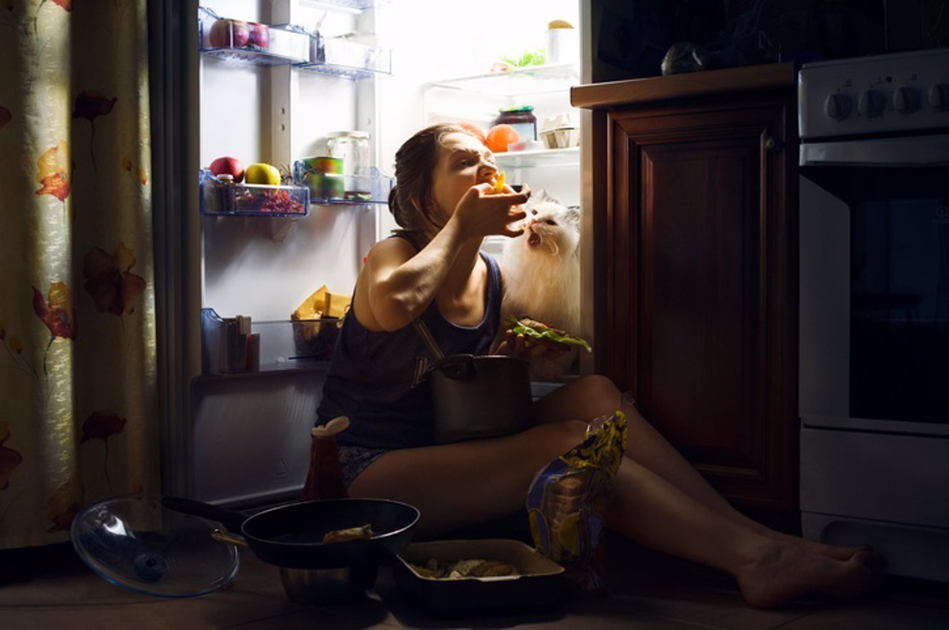 Mujer comiendo con ansiedad durante la noche