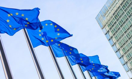 La Comisión Europea aprueba el acuerdo con Pfizer y Biontech para comprar 300 millones de dosis de su vacuna