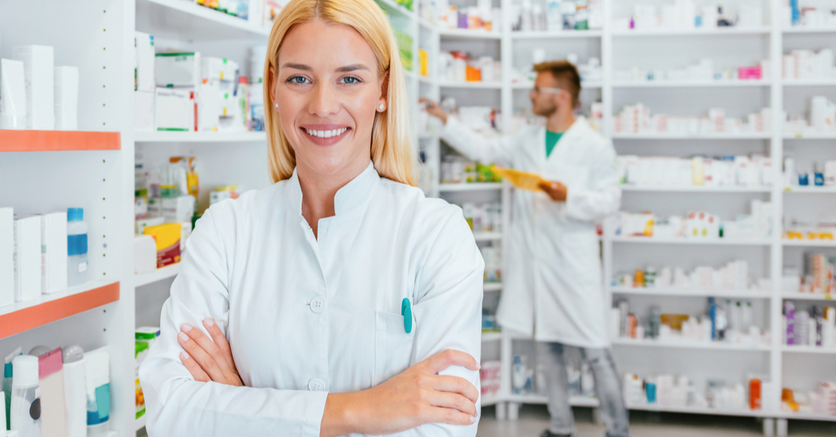 Farmacéutica sonriente en oficina de farmacia