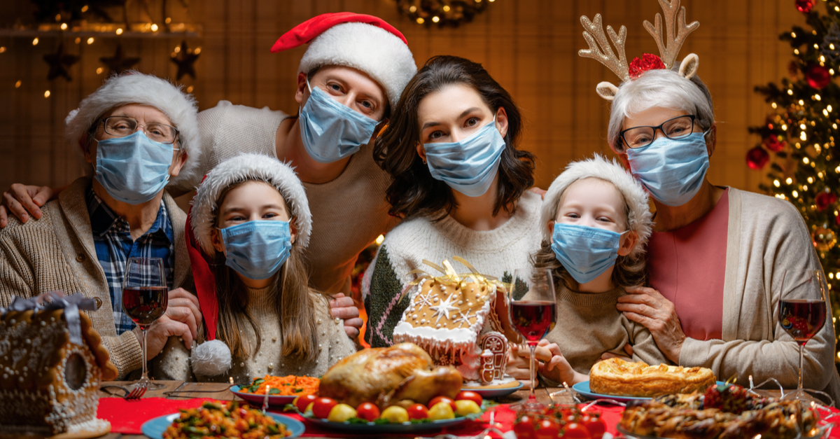 Familia con mascarilla en evento navideño