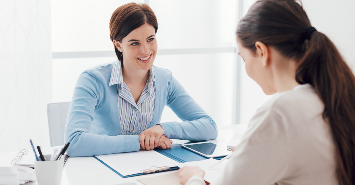 dos mujeres durante una entrevista de trabajo