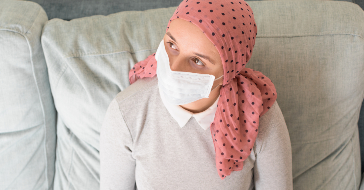 Mujer con cáncer y mascarilla