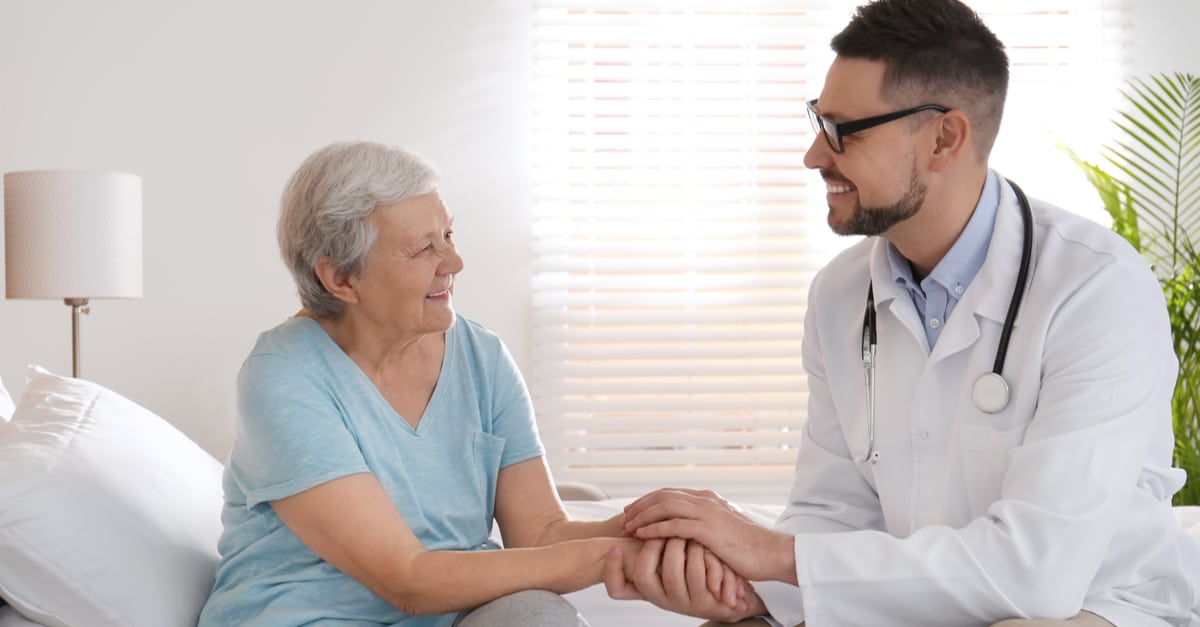 médico joven y paciente mayor