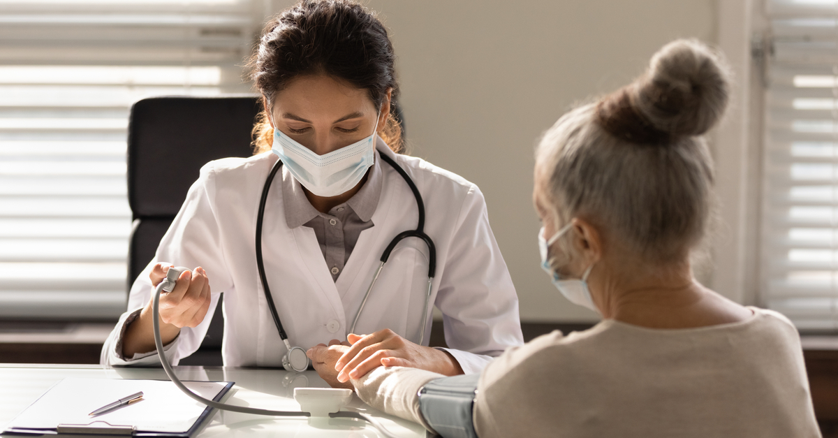 médico y paciente tomando tensión arterial