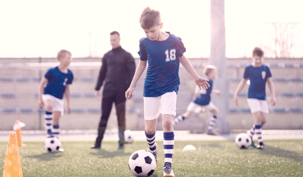 niños jugando al futbol