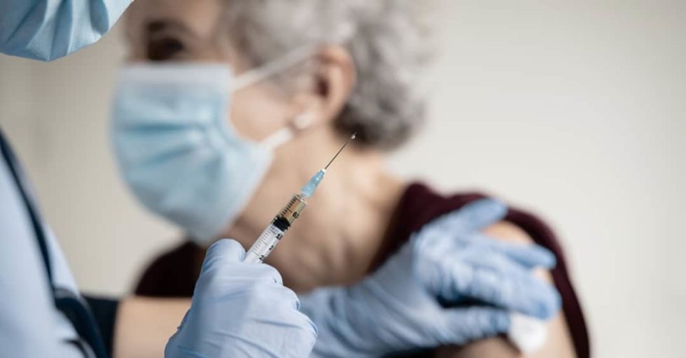 Darias apunta a la segunda quincena de octubre para arrancar la campaña de vacunación contra la gripe