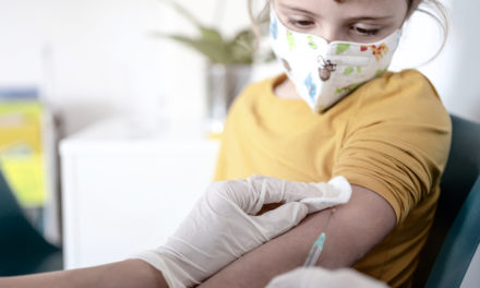 Expertos internacionales piden un «examen minucioso» antes de vacunar a los menores de 12 años