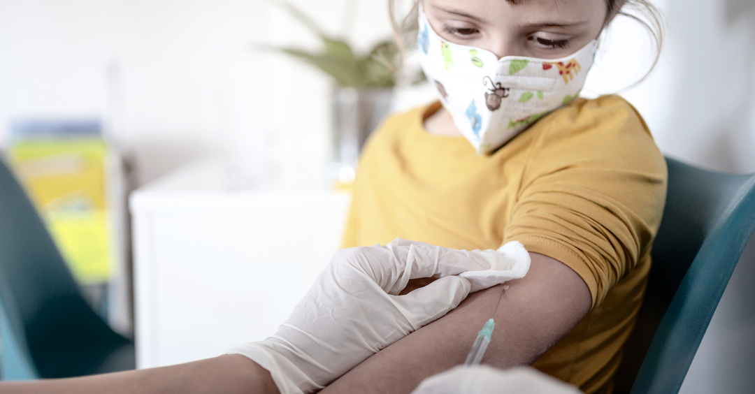 Expertos internacionales piden un «examen minucioso» antes de vacunar a los menores de 12 años