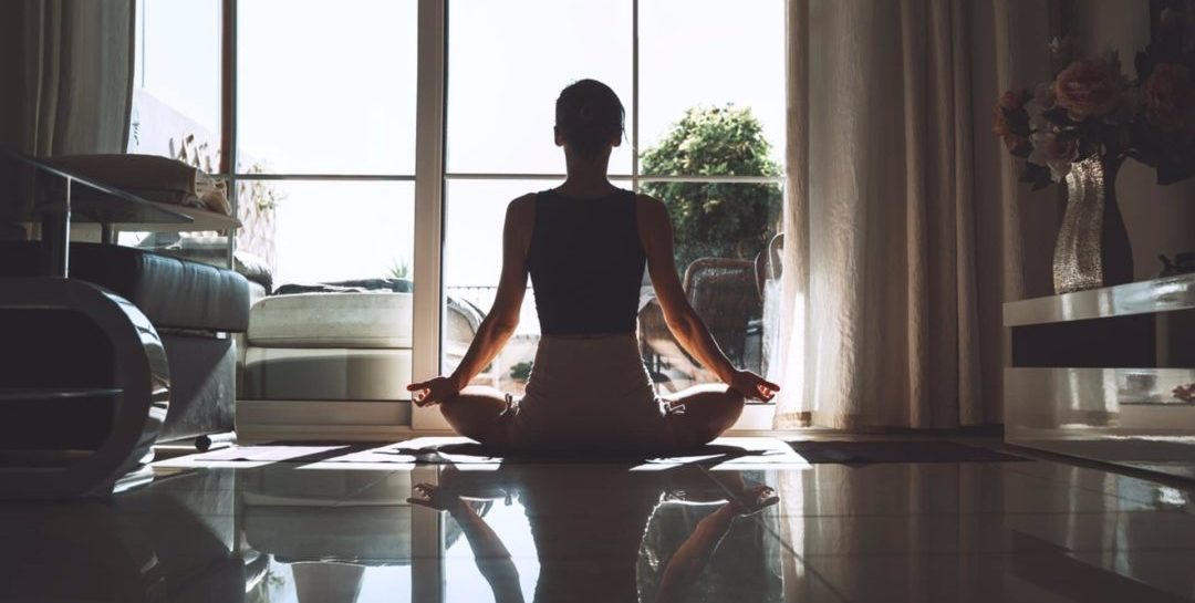 Mujer haciendo meditación