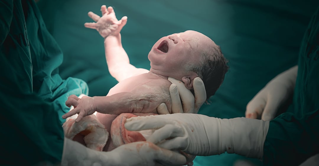La infección materna por COVID-19 aumenta los riesgos de parto prematuro, bajo peso del bebé y muerte fetal