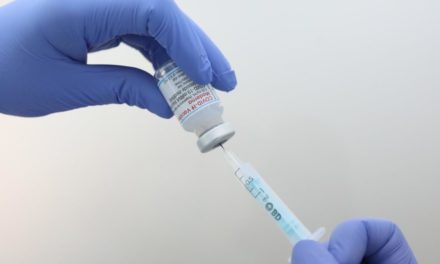 La EMA incluye nuevos efectos secundarios en las vacunas de Janssen y Moderna contra la COVID-19