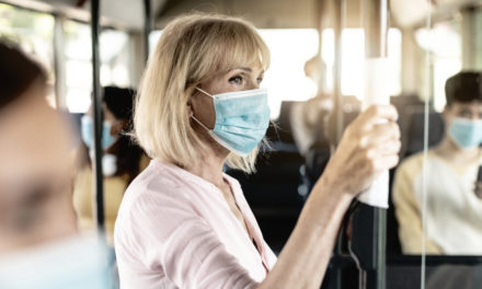 Los neumólogos recomiendan que mayores de 60 años y enfermos crónicos sigan llevando mascarilla en interiores