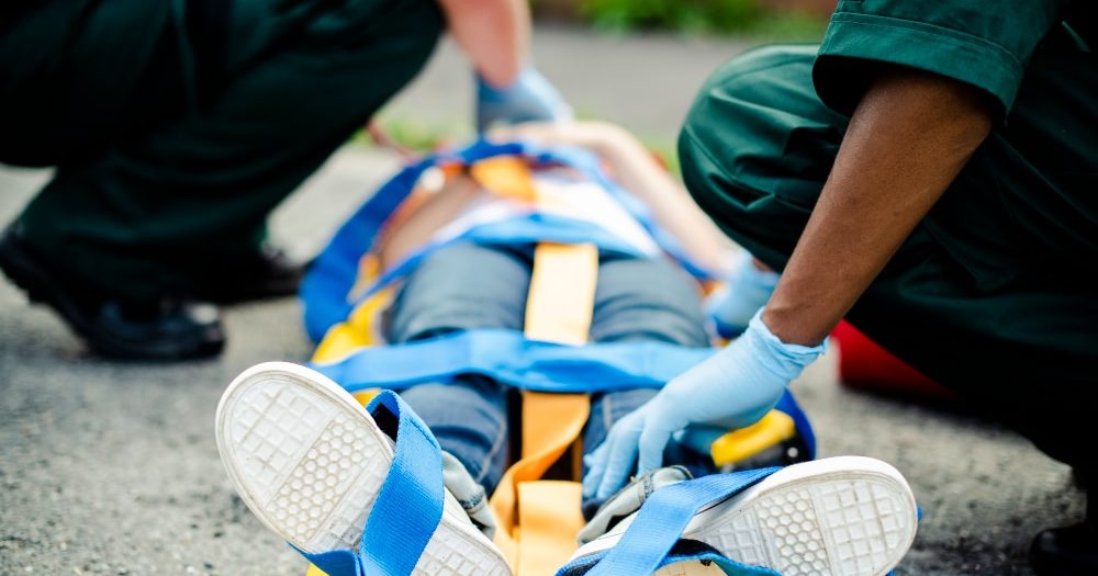 Equipo paramédico rescatando a un joven paciente tras sufrir accidente de trafico. La resistencia a los antibioticos es un problema de salud pública que cuadruplica las muertes por accidente de tráfico