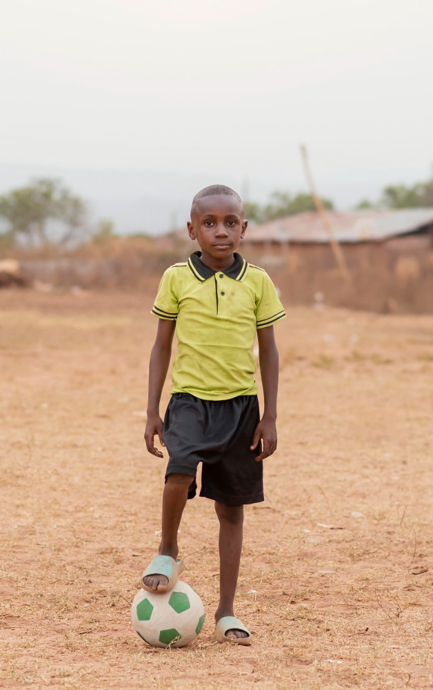 retrato nino africano pelota futbol - Pediatras denuncian la falta de vacunación en más de 67 millones de niños