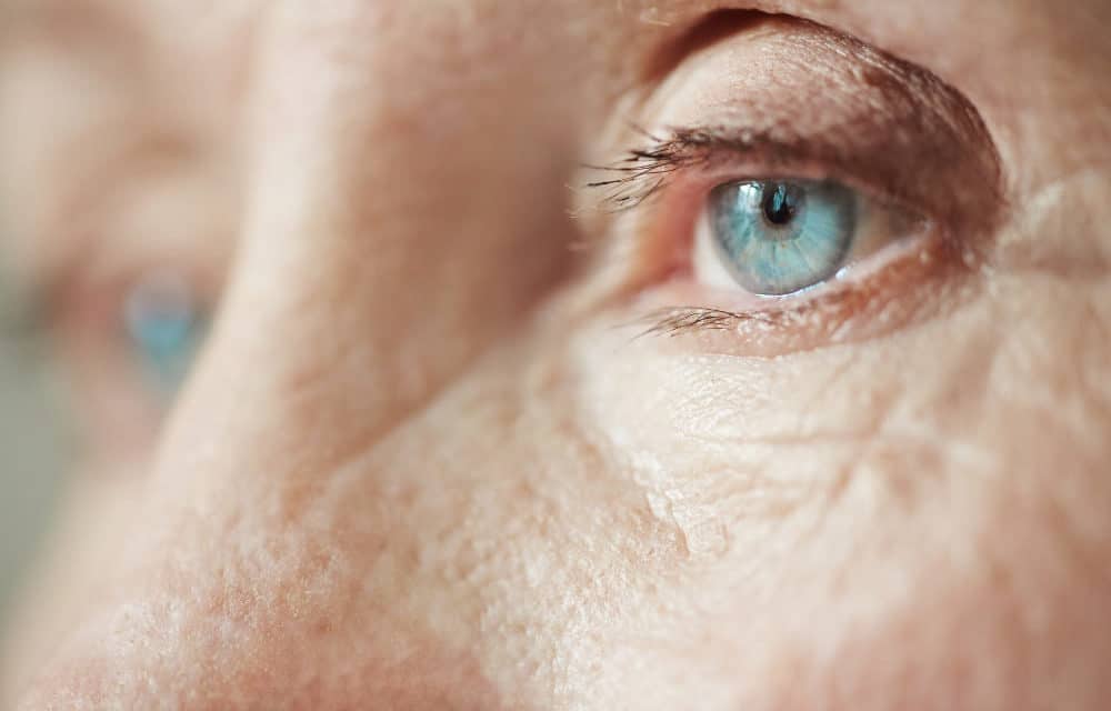 ‘Síndrome del ocaso’ en pacientes con Alzheimer. Experto recomienda evitar espejos: «Pueden ser un estímulo que no saben interpretar»