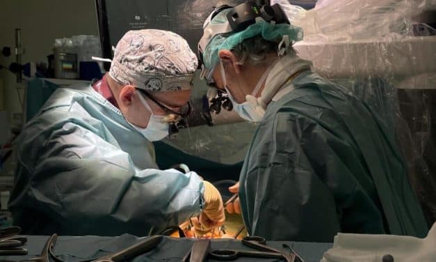 La Paz cuenta con el primer brazo robótico para cirugías de columna vertebral de España