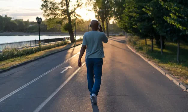 Caminar a ritmo rápido se asocia con menor riesgo de arritmias cardíacas, según un estudio en 420.000 personas