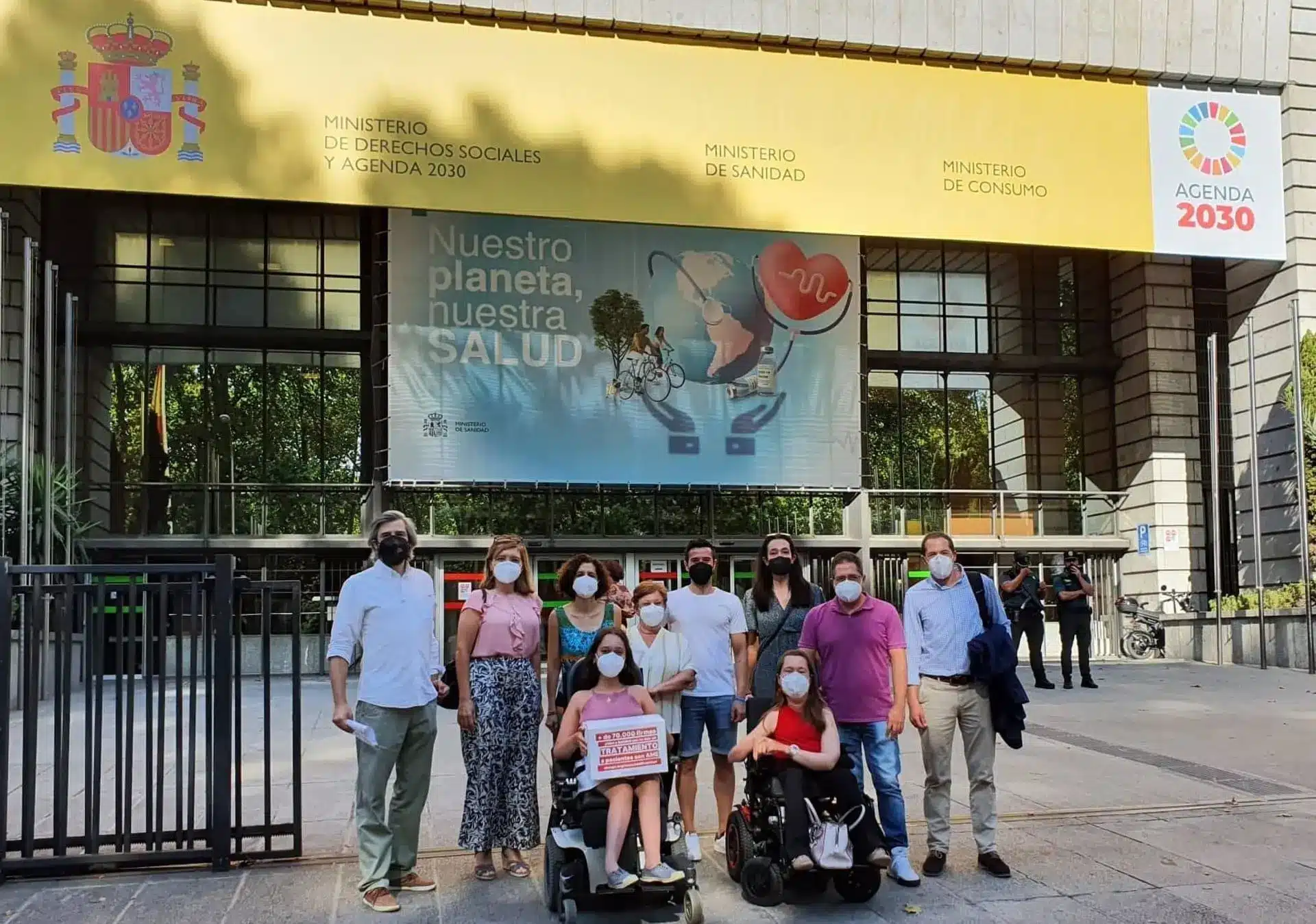 Pacientes con atrofia muscular espinal entregan a Sanidad 70.000 firmas pidiendo su tratamiento - FUNDAME