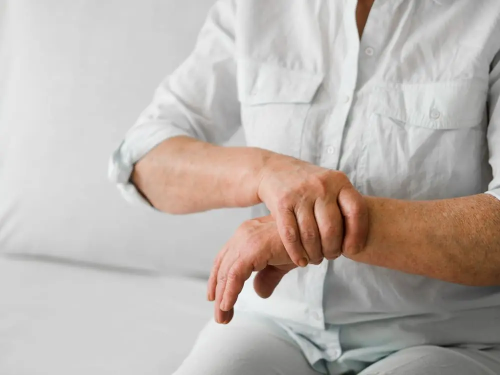 Una uróloga advierte de que el dolor óseo en hombres mayores es una señal silenciosa de cáncer de próstata metastásico