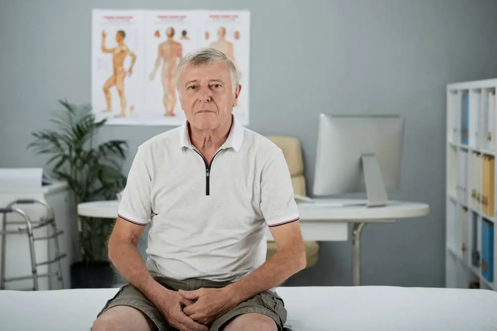 hombre en la consulta para hacerse la prueba del tumor de próstata