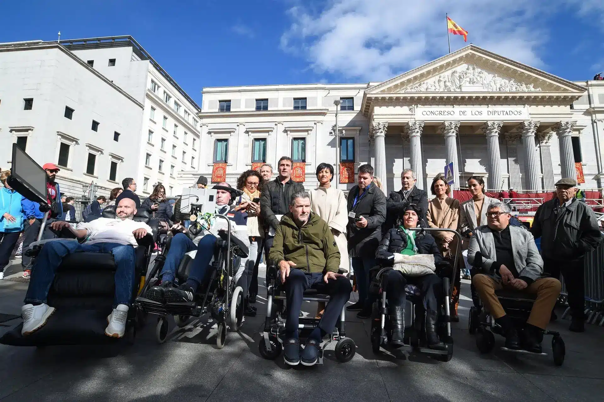 integrantes de ConELA en el Congreso para reclamar ayuda para personas afectadas por ELA