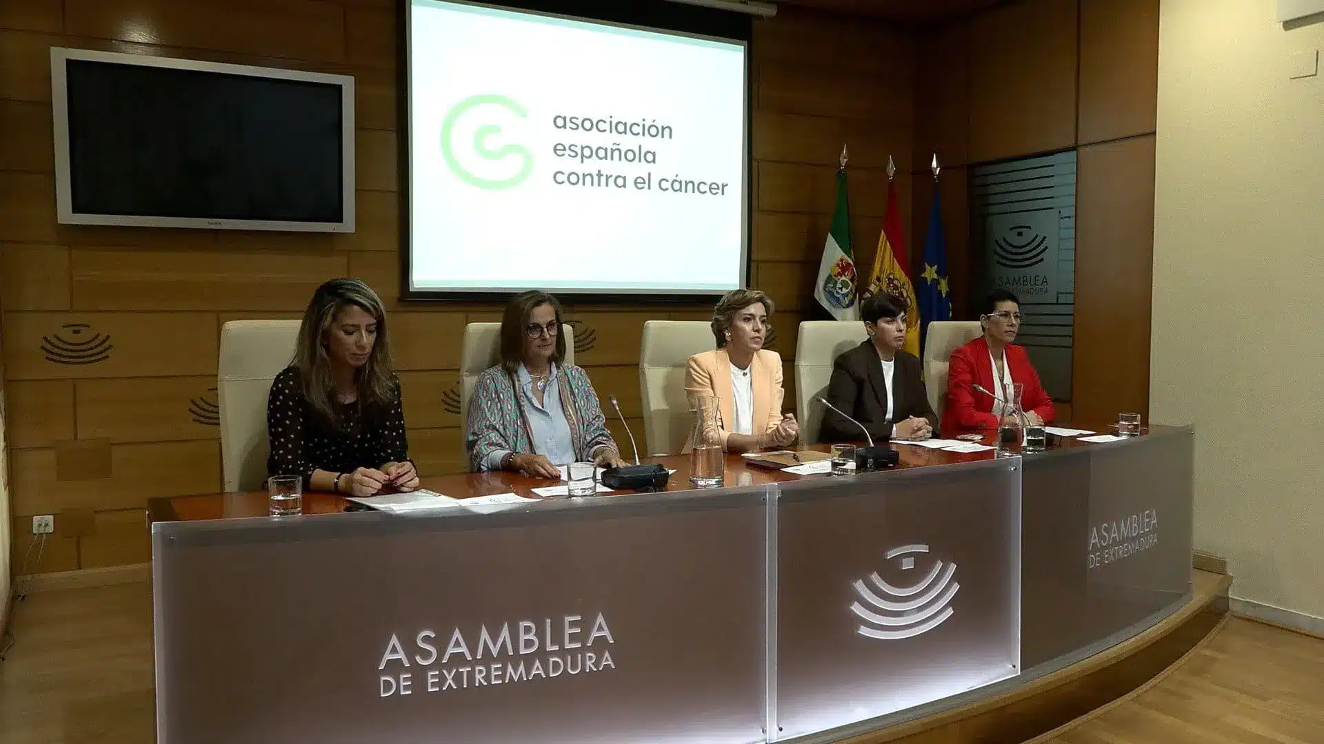 Pacientes de cáncer de mama en la campaña Nos lo tomamos a pecho de AECC