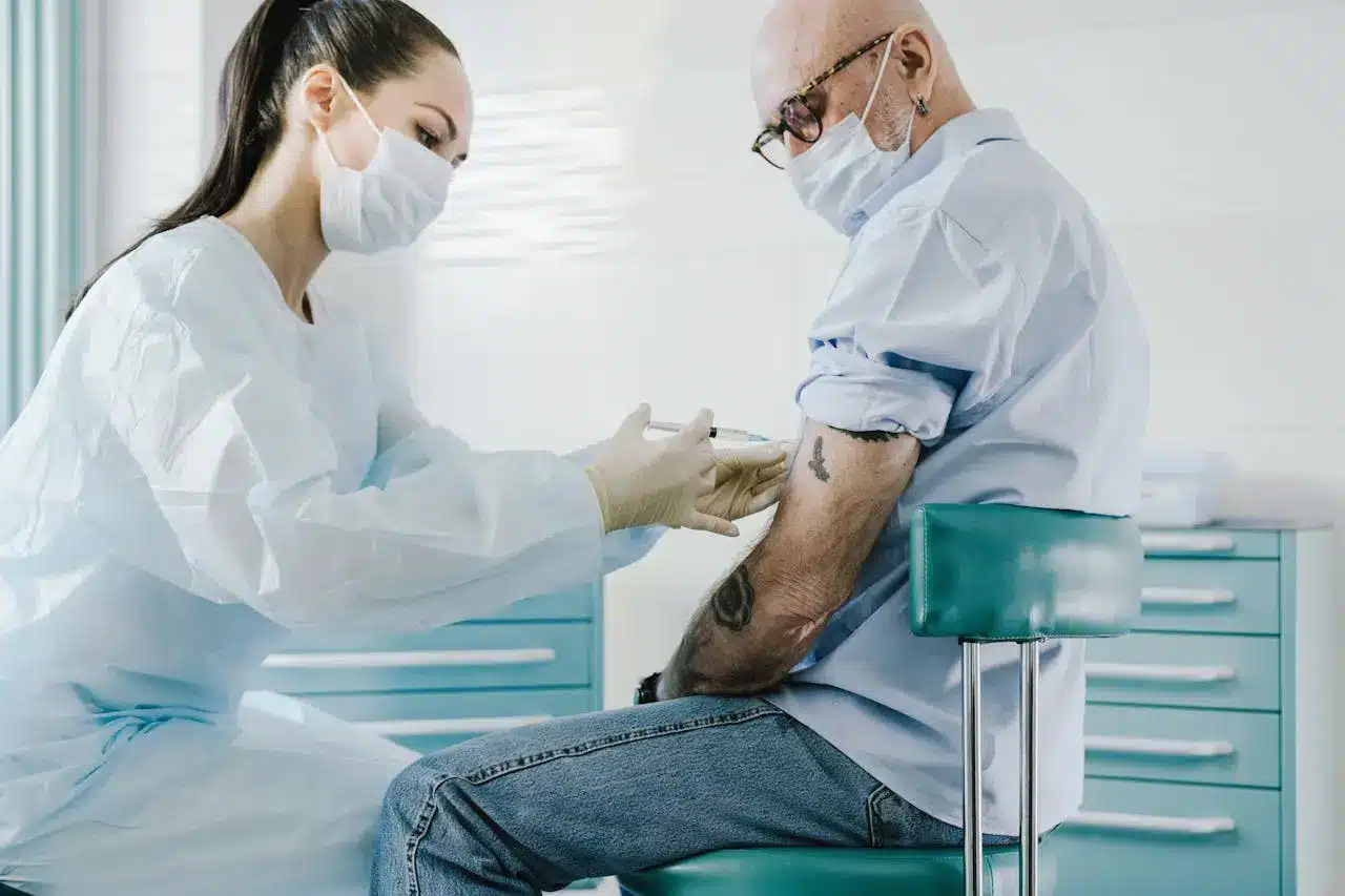 Profesional-sanitario-administra-vacuna-frente-a-gripe_-Covid-19-y-neumococo-en-población-de-riesgo