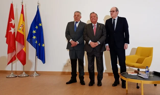 El neumólogo Julio Ancochea recibe el primer «Pulmón de Oro» en la II Convención Nacional de Pacientes Respiratorios de FENAER