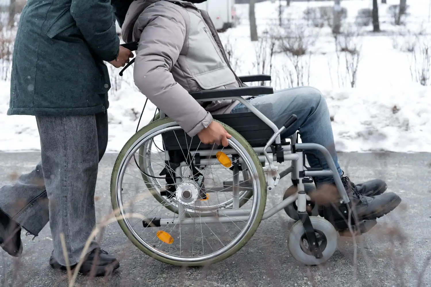 Los casos de ELA podrían aumentar un 40% en Europa Persona con movilidad reducida apoyando la mano sobre una silla, en una imagen asociada a la atención sanitaria en ELA