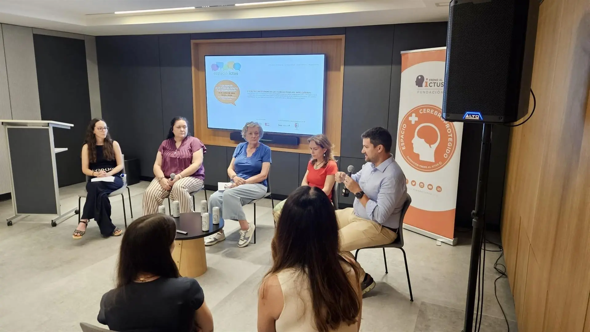 Pacientes y profesionales advierten de que el ictus deja secuelas que persisten años después del alta hospitalaria Imagen de la jornada XII edición de Espacio Ictus