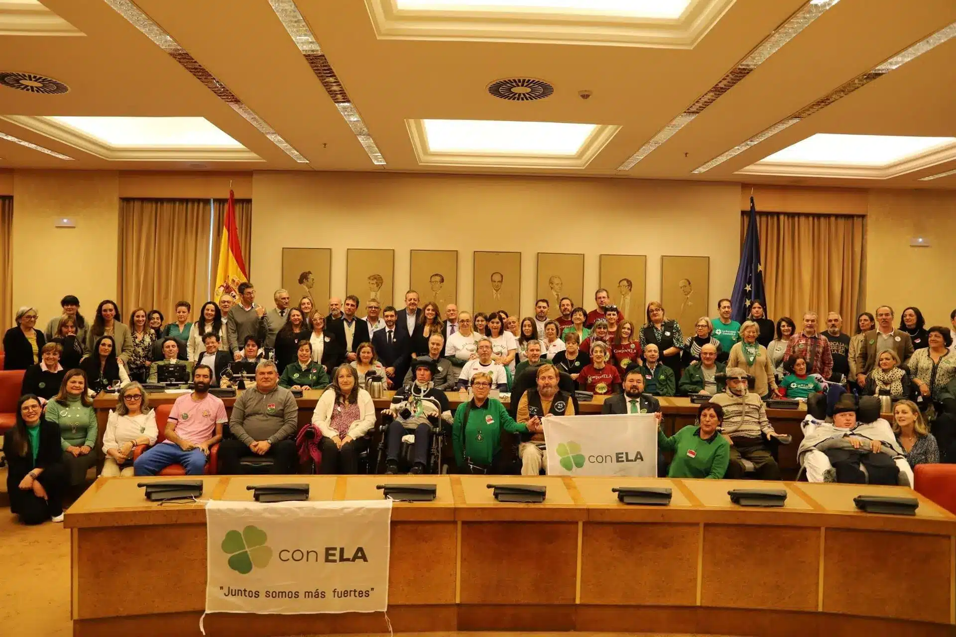 Foto de integrantes de ConELA en el Congreso de los Diputados para mejorar los derechos y calidad de vida de personas con ELA Representantes de ConELA piden aprobar la reforma de la Ley de Dependencia y discapacidad en el Congreso.