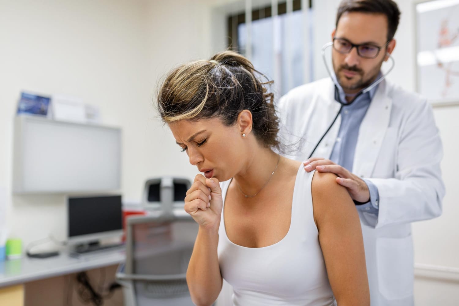 Paciente con EPOC en consulta médica para seguimiento respiratorio Paciente con EPOC en consulta médica para seguimiento respiratorio