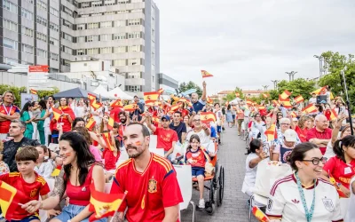 Pacientes, profesionales y familiares animaron a La Roja en la semifinal del Mundial con una pantalla gigante en La Paz