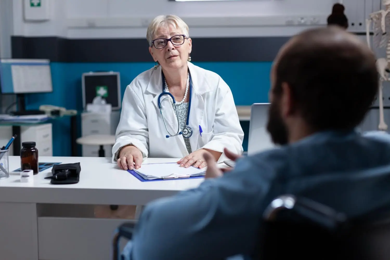 experiencia-paciente-diagnostico-temprano Paciente comparte su experiencia con una profesional sanitaria durante una consulta orientada al diagnóstico temprano.